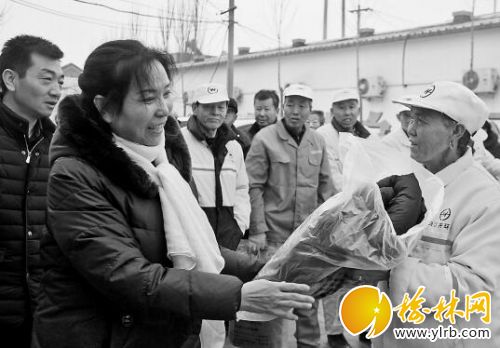 定边县爱心企业家为环卫工和老人赠棉服