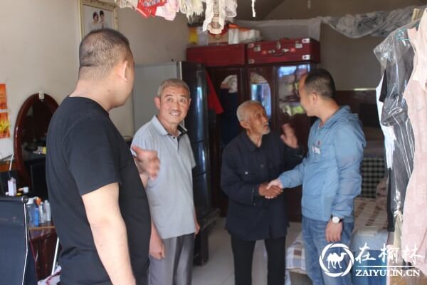 榆阳区驼峰办金华路社区送粽子迎端午走访慰问社区困难户