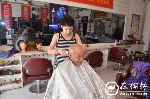 神木县大保当镇一理发店免费为70岁以上的老人理发