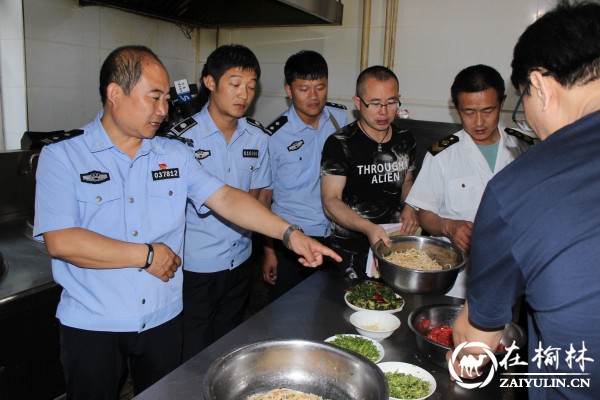 绥德食药民警开展中高考前食品安全专项检查