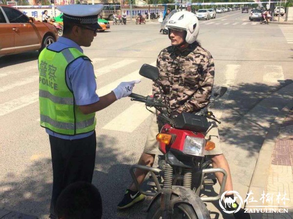 高考小插曲：看靖边交警如何劝阻外籍男误闯高考警戒区