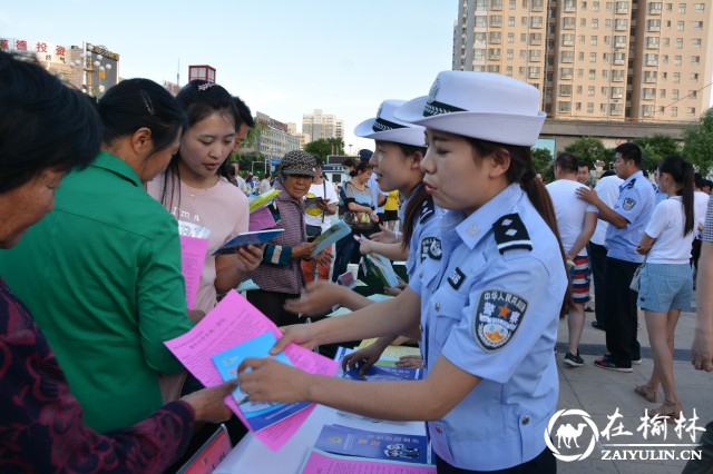 靖边美女交警巧借平台宣传交通安全知识