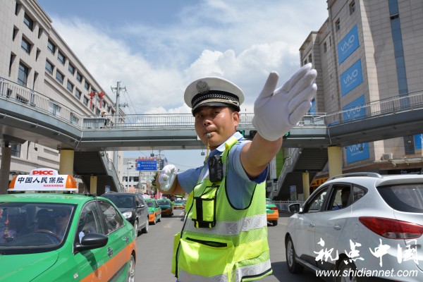 靖边交警烈日下的坚守感动了无数群众