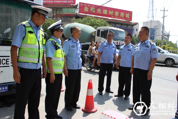 绥德公安局副局长常勤慰问高温下执勤民警