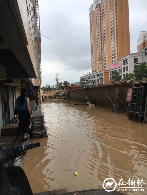 榆阳区望湖路社区紧急排查洪水险情