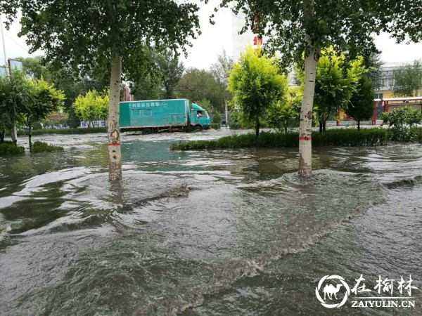 <font color='red'>暴雨</font>袭城 靖边交警大队风雨无阻连夜封锁道路保市民安全