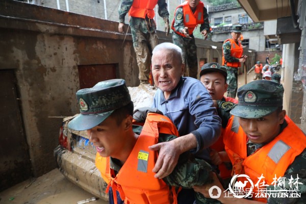 绥德子弟兵 暴雨淤泥中救出9名受困群众