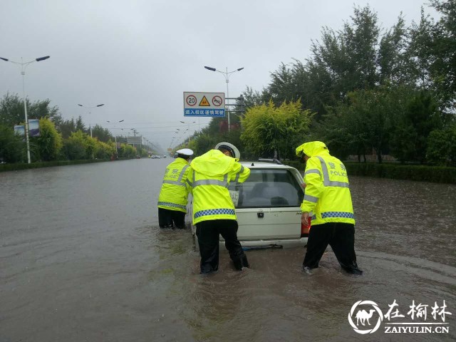 靖边交警变“浇警” 暴雨中一道靓丽风景