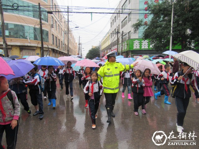 靖边交警雨中护学保安全