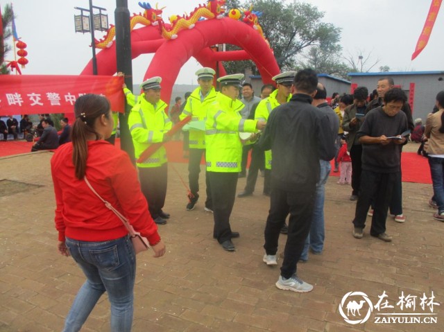 靖边杨桥畔交警中队开展大型交通安全宣传活动