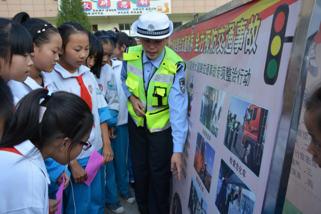 靖边交警深入开展“开学第一课”普及交通安全知识