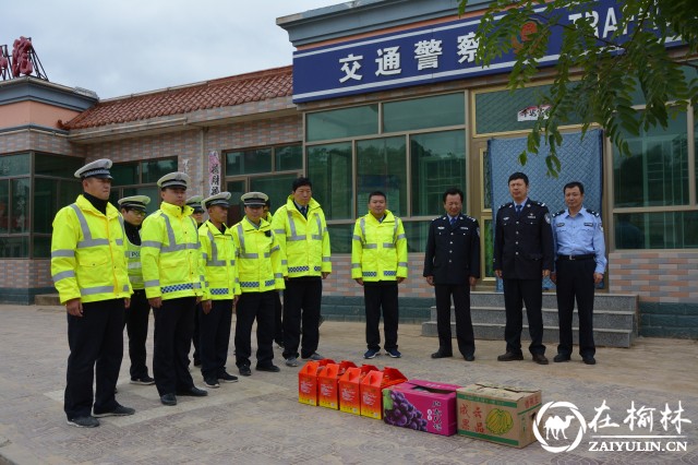 靖边交警大队大队长王世岗中秋节慰问一线执勤民警