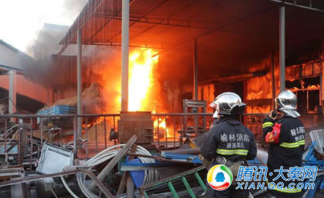 神木8吨柴油罐起火 引燃附近彩钢房