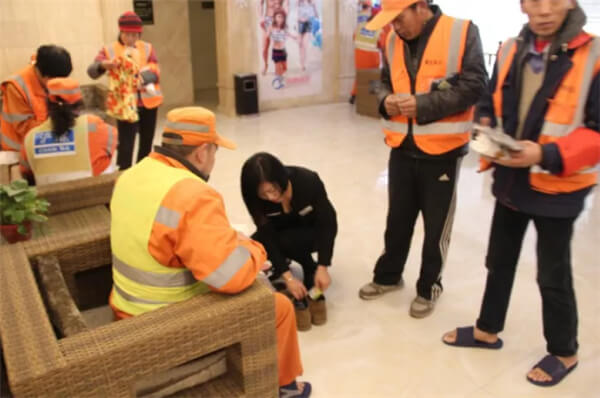 天目温泉邀环卫工人免费泡温泉 身暖心更暖