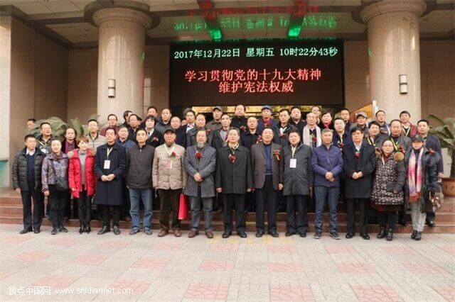 中国诗书画院研究会向陕西捐赠价值百万《历史巨人毛泽东画传》
