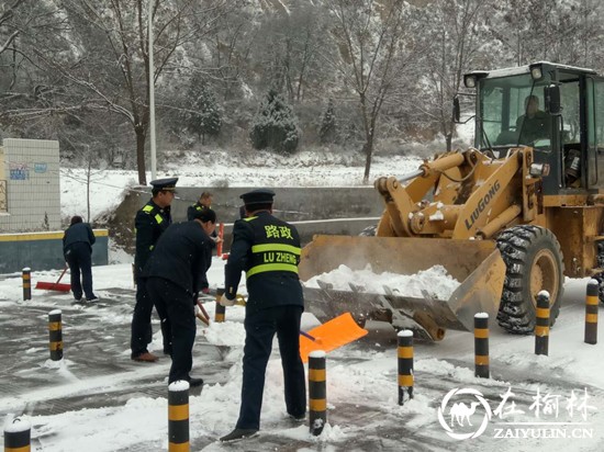 清涧九里山治超站及时清扫路面积雪 保畅通