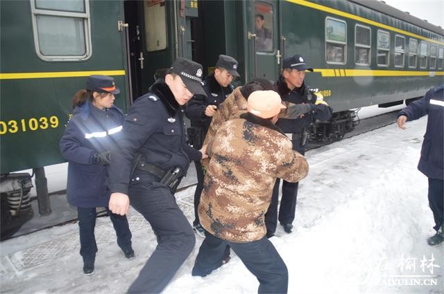 责任与担当 黄陵铁警抗击暴雪守平安