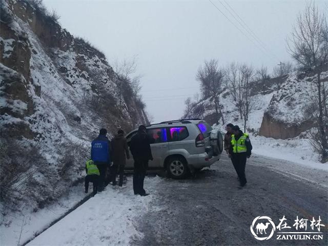 外省车辆雪天山路被困 靖边交警温暖相助