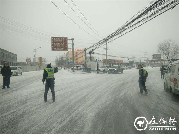 靖边公安交警：有一种雪景叫“雪警”