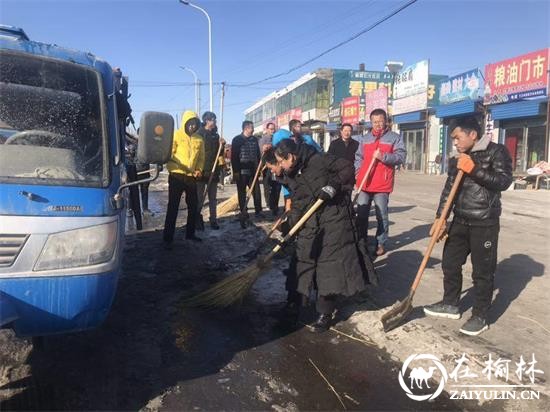 冰雪封路百姓出行难 横山党岔政府除雪民心暖