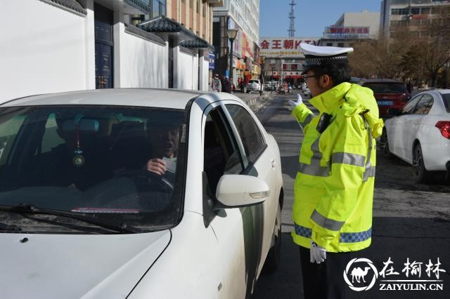 靖边交警加大民乐园北侧路段违法车辆整治力度