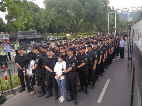 浙江台州警方摧毁特大套路贷团伙 抓246人8辆大客运回