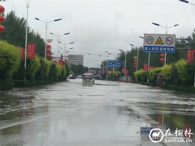 暴雨袭击靖边 交警冒雨奋战15小时确保市民生命财产安全