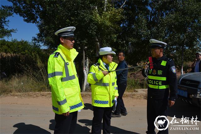 陕西榆林靖边交警“微直播”护航景区游客安全