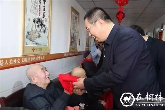 市长李春临重阳节前看望慰问老年人