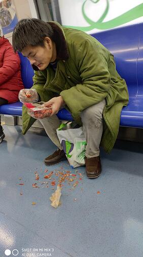 男子北京地铁上吃小龙虾扔一地皮 乘务管理员屡劝不止