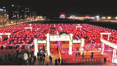 神木市元宵节转九曲 万名市民观灯祈福