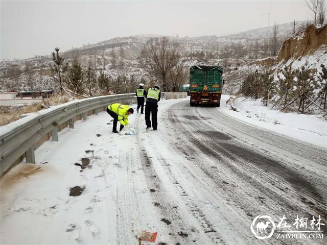 靖边交警雪天齐出动 疏堵保畅不放松