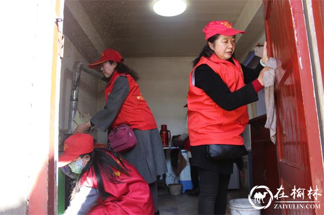 榆阳区定慧寺社区志愿者帮独居老人打扫卫生