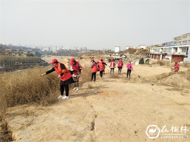 榆阳区驼峰办金华路社区整治举华巷南沙畔环境卫生