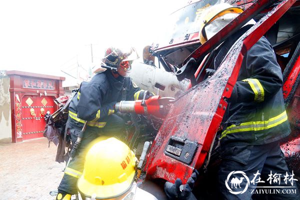 半挂车雨天肇事 米脂交警和消防积极救援处置