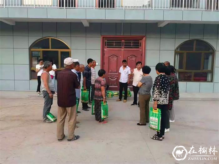 李家塔镇惠家园则村组织结对帮扶干部开展爱心帮扶活动