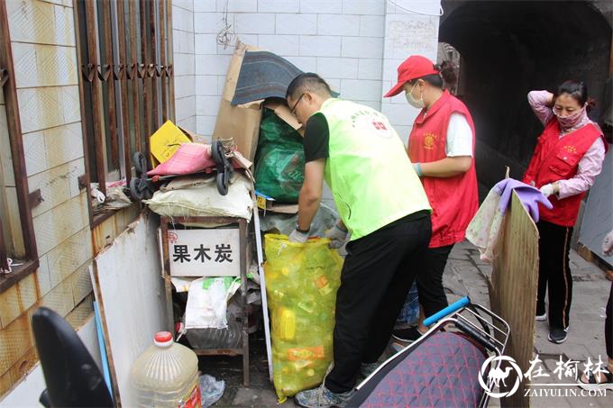 榆阳区新明楼街道八狮社区集中开展人居环境整治工作