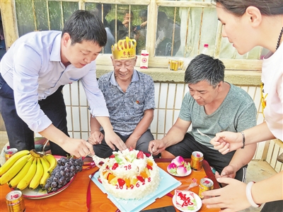 清涧县审计局驻村工作队给贫困老党员过生日