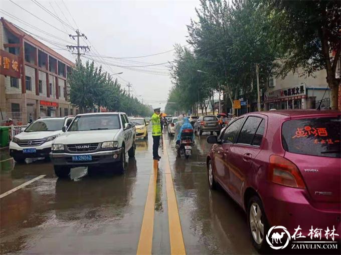 飒飒秋雨中靖边交警冒雨保畅通