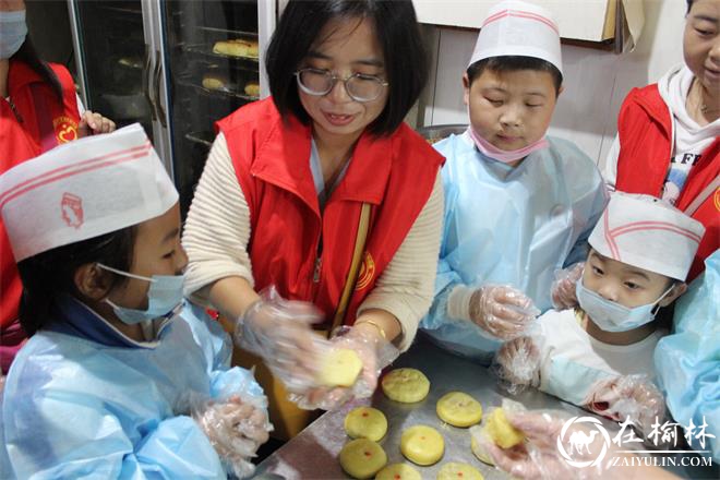 “品味中秋·手工月饼传情意”——东岳路社区举办中秋亲子系列活动
