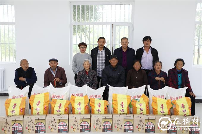 神木慈善基金会与东北湾村义工队一起慰问高龄老人