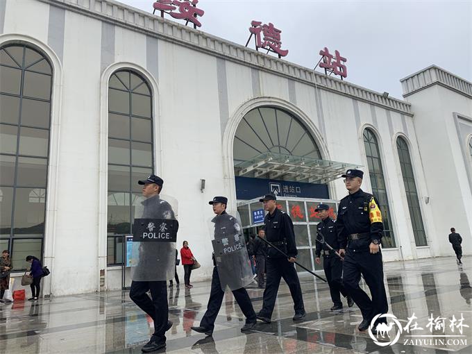 延安铁路公安处绥德铁警：雨中执勤，别样风采