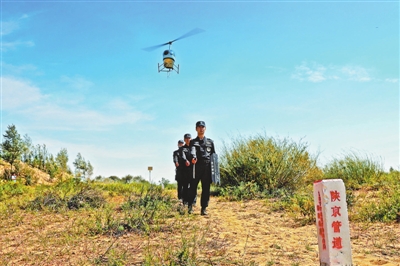 十一期间，榆林市公安局多警种空地协同巡查进京天然气管线