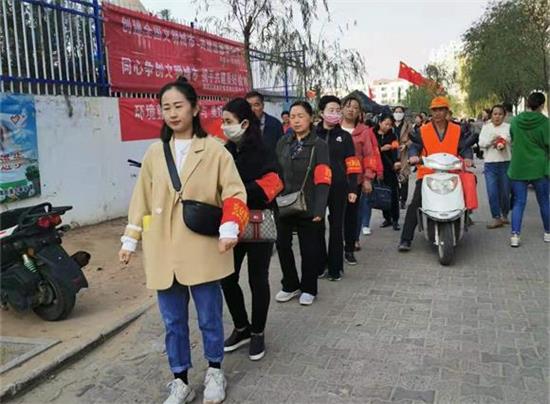 榆阳区望湖路社区：志愿者治安巡逻，保一方平安