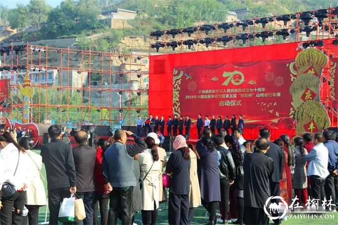 子洲县庆祝建国70周年“迎国庆 庆丰收”文艺晚会在中心广场举行