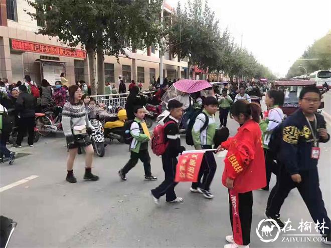 靖边交警开展集中整治车让人、行人横穿马路等违法行为