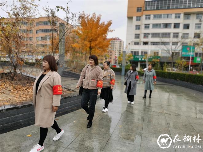 榆阳区长兴路社区开展“红袖章巡逻 助力社区安全防线”活动