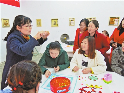 米脂县<font color='red'>举办</font>米脂婆姨手工技能培训班 30多名妇女报名参加培训