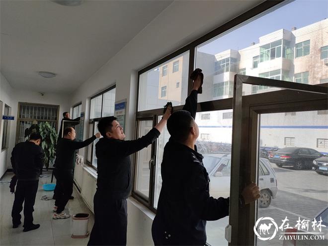 靖边交警城区二中队利用周末组织民警打扫营区 美化亮化“共同家园”