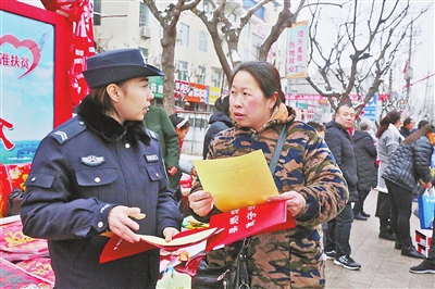 吴堡县公安局开展了烟花爆竹禁限放集中宣传活动